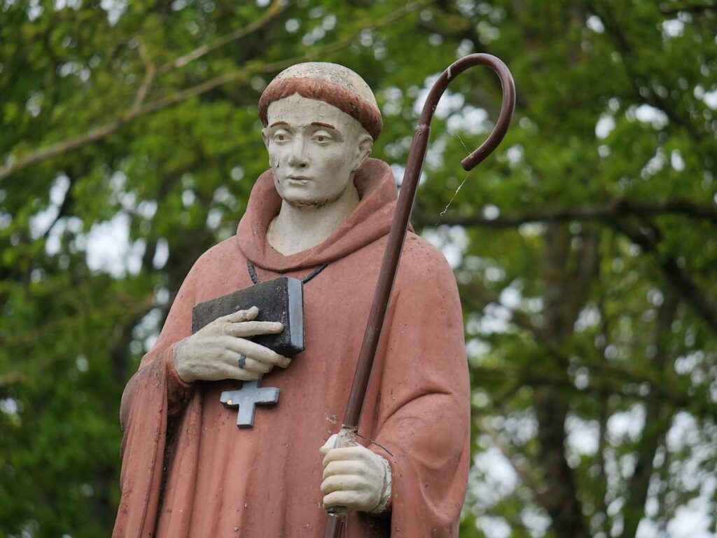 Saint-Benoît médite face au marais