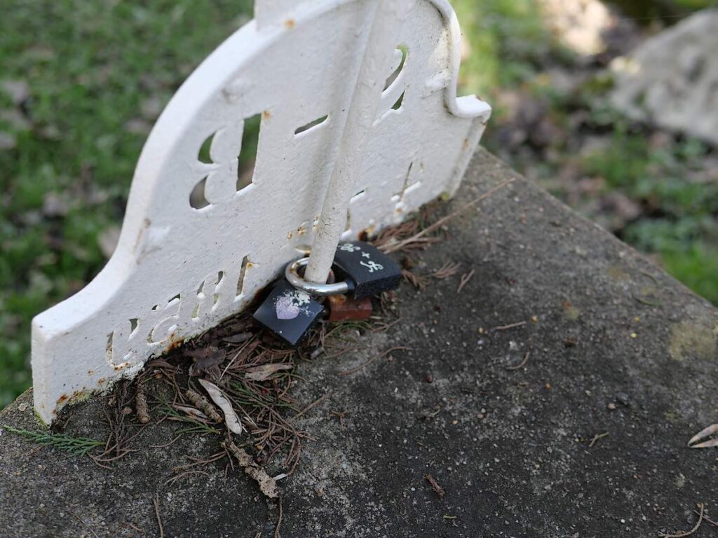 Cadenas à l'oratoire de St Benoit, mer de Murin