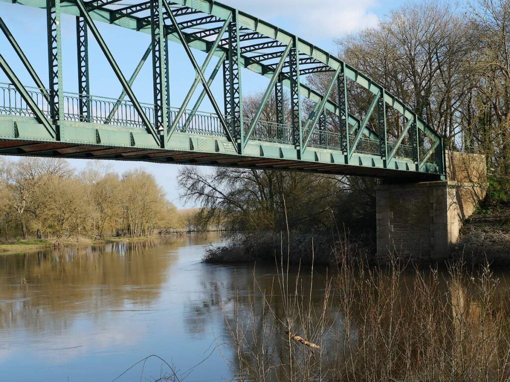 Le pont du Grand Pas, à Sainte-Marie, enjambe la Vilaine