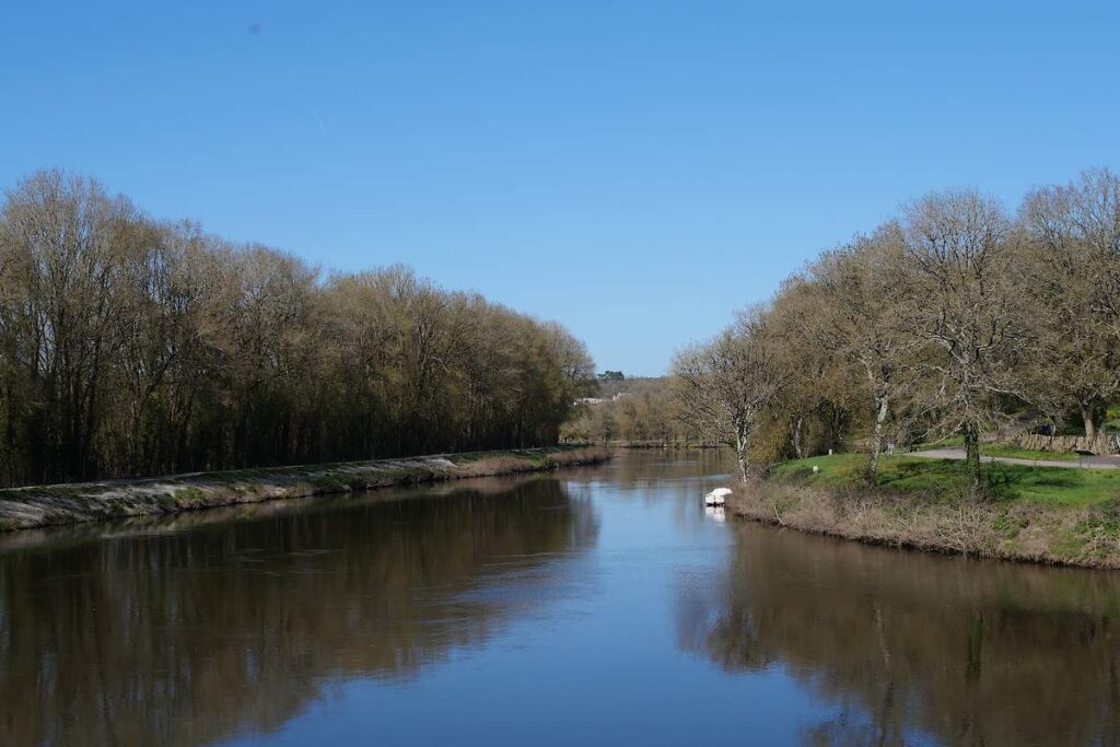 pres du Barrage de la POTINAIS à Bains sur OUST