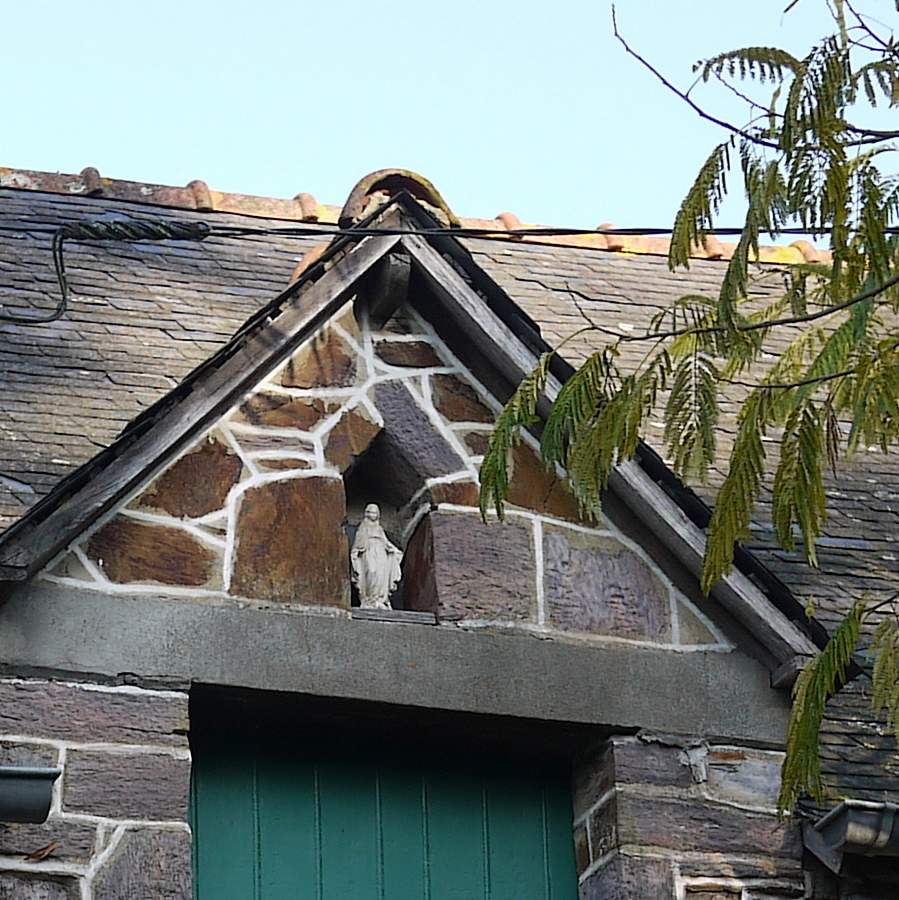 Poubreuil, niche à vierge