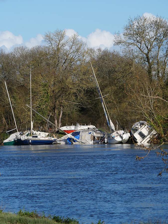 les bateaux sont entassés les uns sur les autres lors de la décrue.