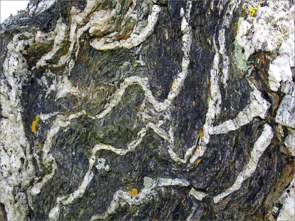 détail du beau rocher du Tribunal, veinures