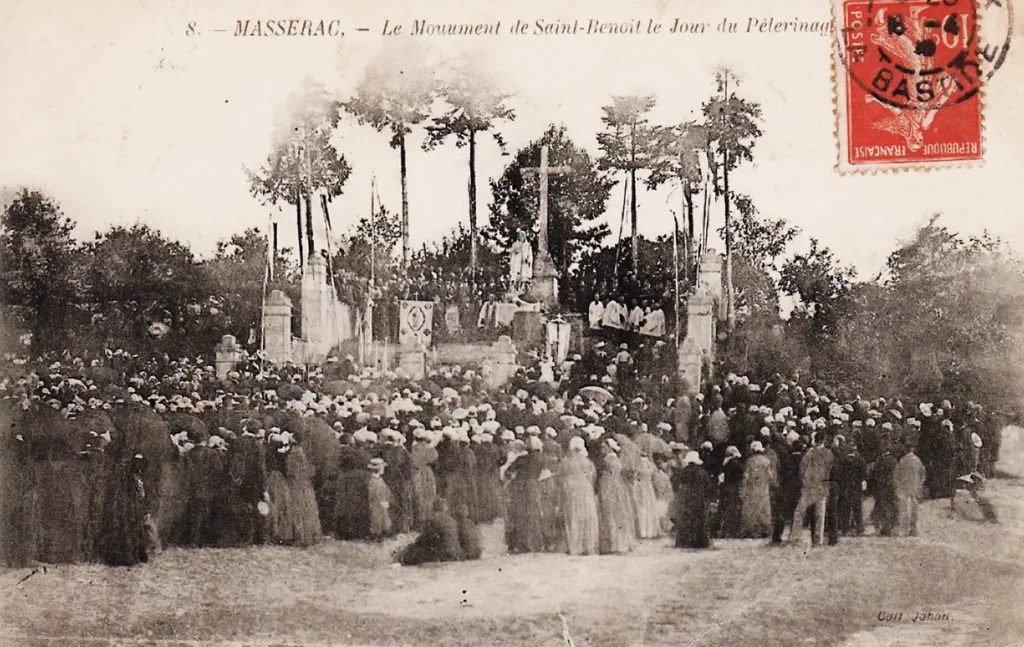 carte postale ancienne représentant la procession à l'oratoire de Saint- benoît