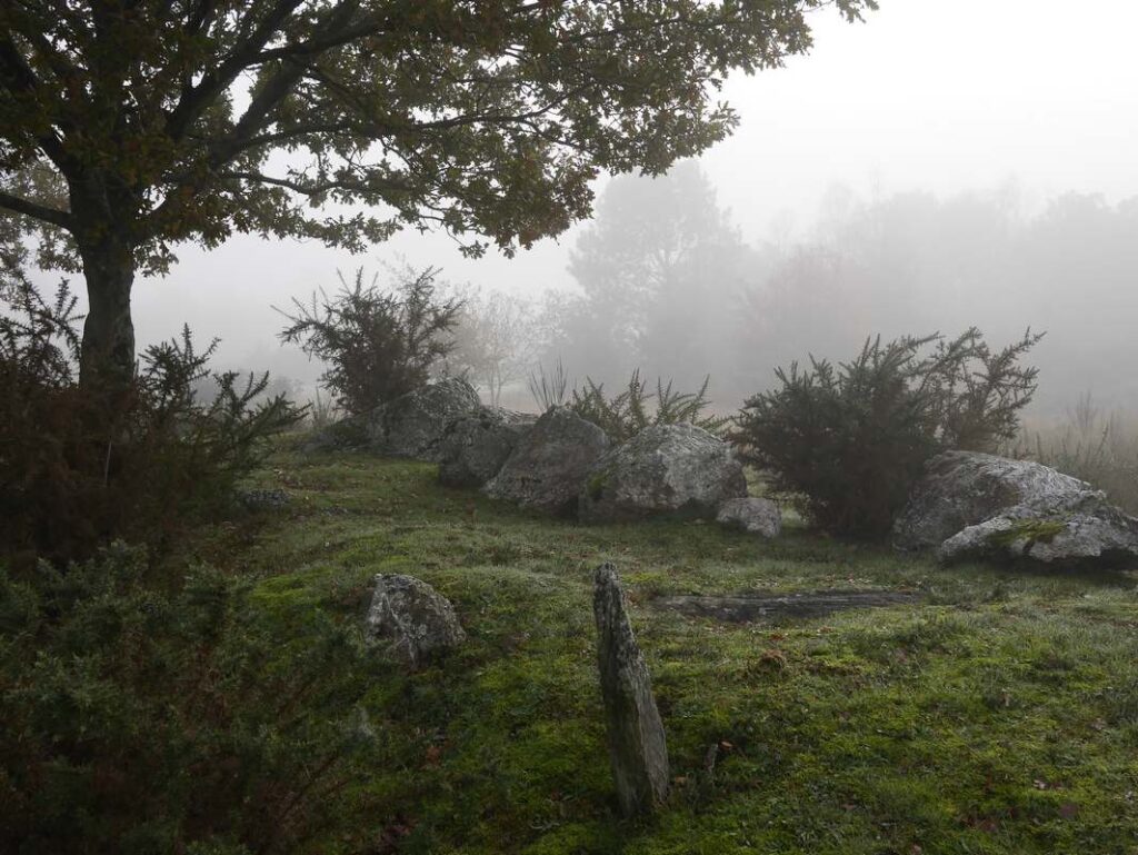 tertre du Tribunal dans la brume en hiver
