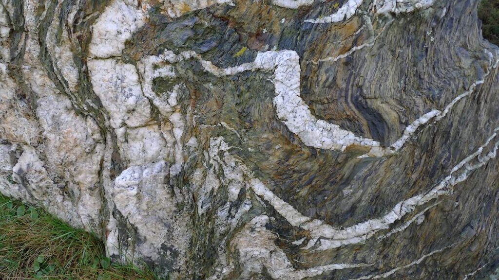 le TRIBUNAL, ensemble mégalithique Saint-Just: les veinures du gros rocher