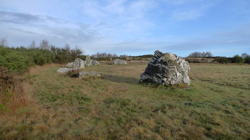 le TRIBUNAL, ensemble mégalithique Saint-Just, le beau rocher veiné