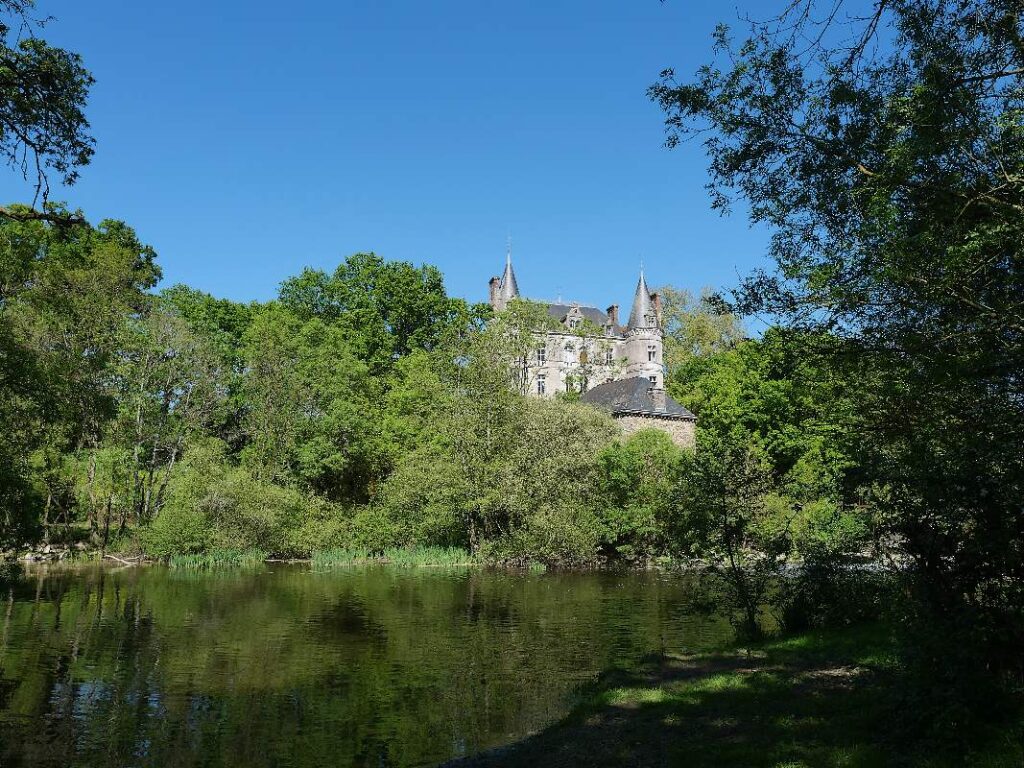 Le château de Juzet surplombant son étang