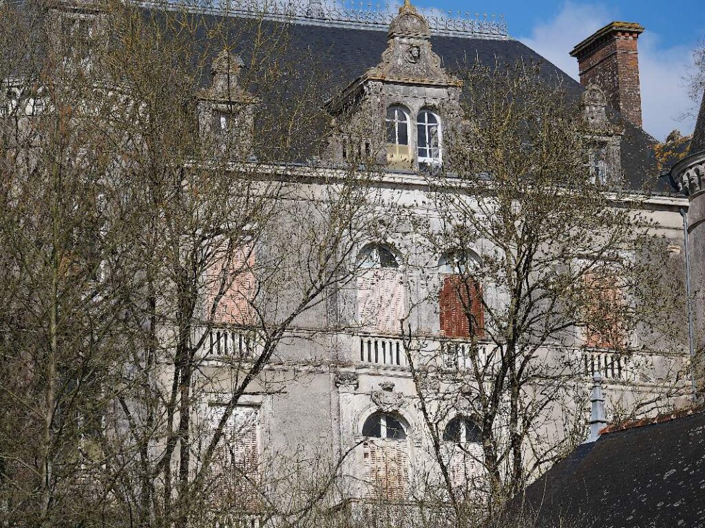 la façade murée du château de Juzet