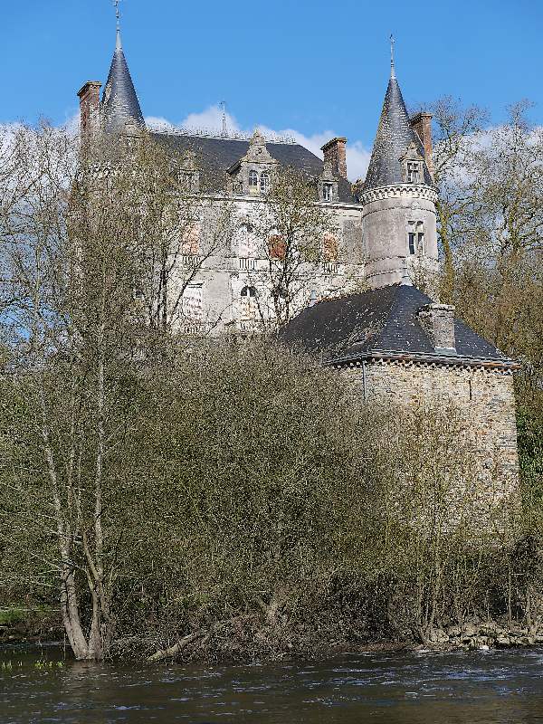 Moulin de Juzet devant le château, au bord de l'étang