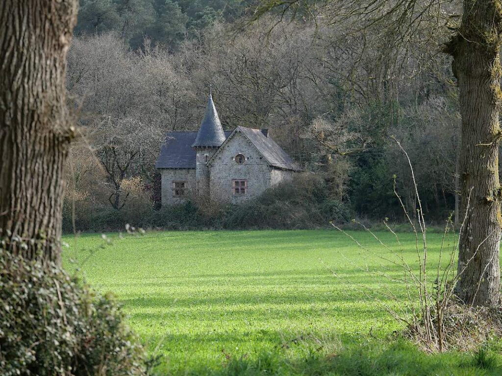 Une jolie maison, visible de l'étang de Juzet