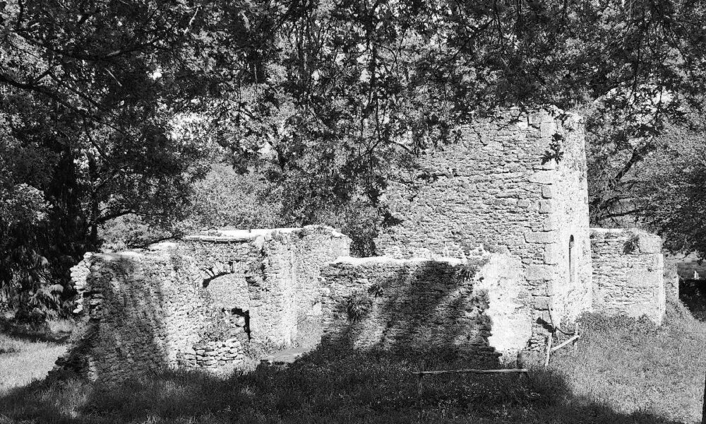 Les ruines de la chapelle des marais, à Saint-Jean la Poterie