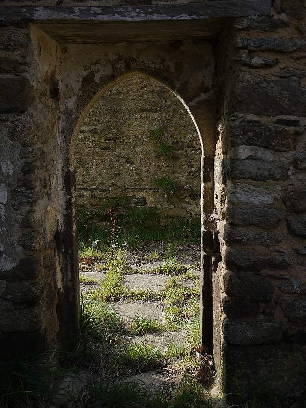 porte de l'église Saint-Jean des Marais. Au sol, des pierres tombales.