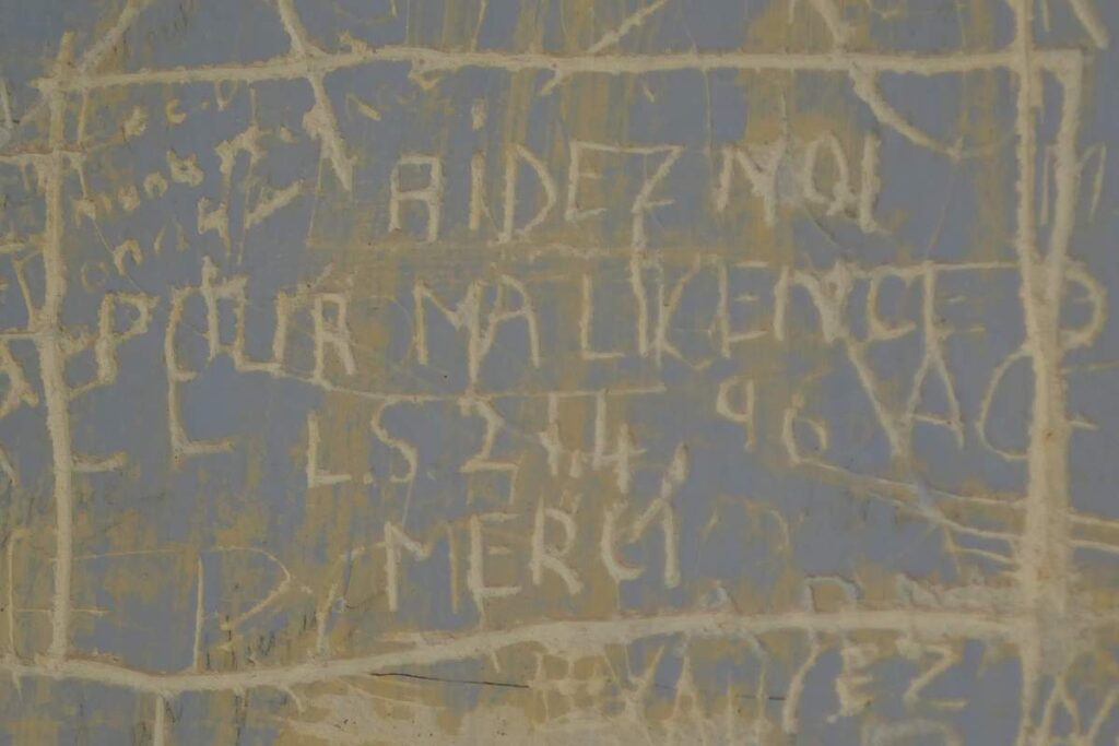 mur taggé avec demande d'aide divine