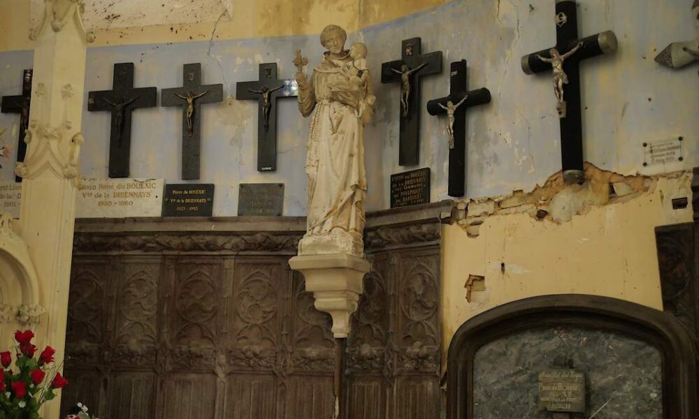 la chapelle Montserrat, un mur couvert de croix