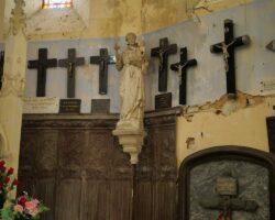 la chapelle Montserrat, un mur couvert de croix