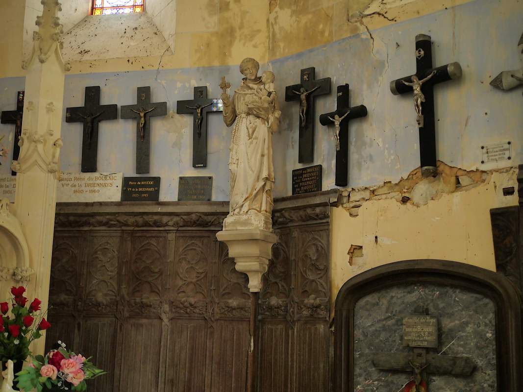 la chapelle Montserrat, un mur couvert de croix