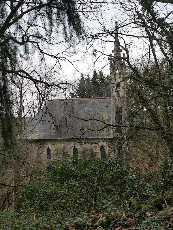 la chapelle Montserrat à travers les arbres
