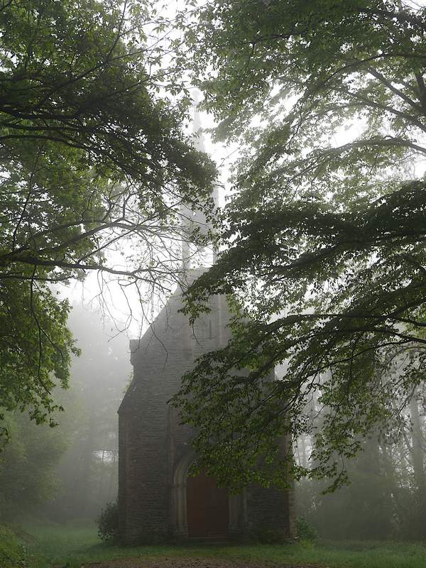 la chapelle Montserrat dans la brume