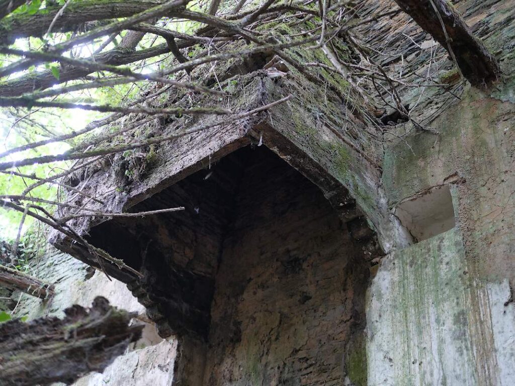 hotte de cheminée monumentale dans un ancien moulin, le moulin de l'étang, à Guémené Penfao