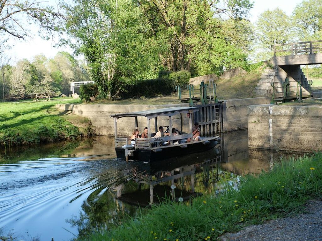 Un bateau franchit l'écluse de Limur