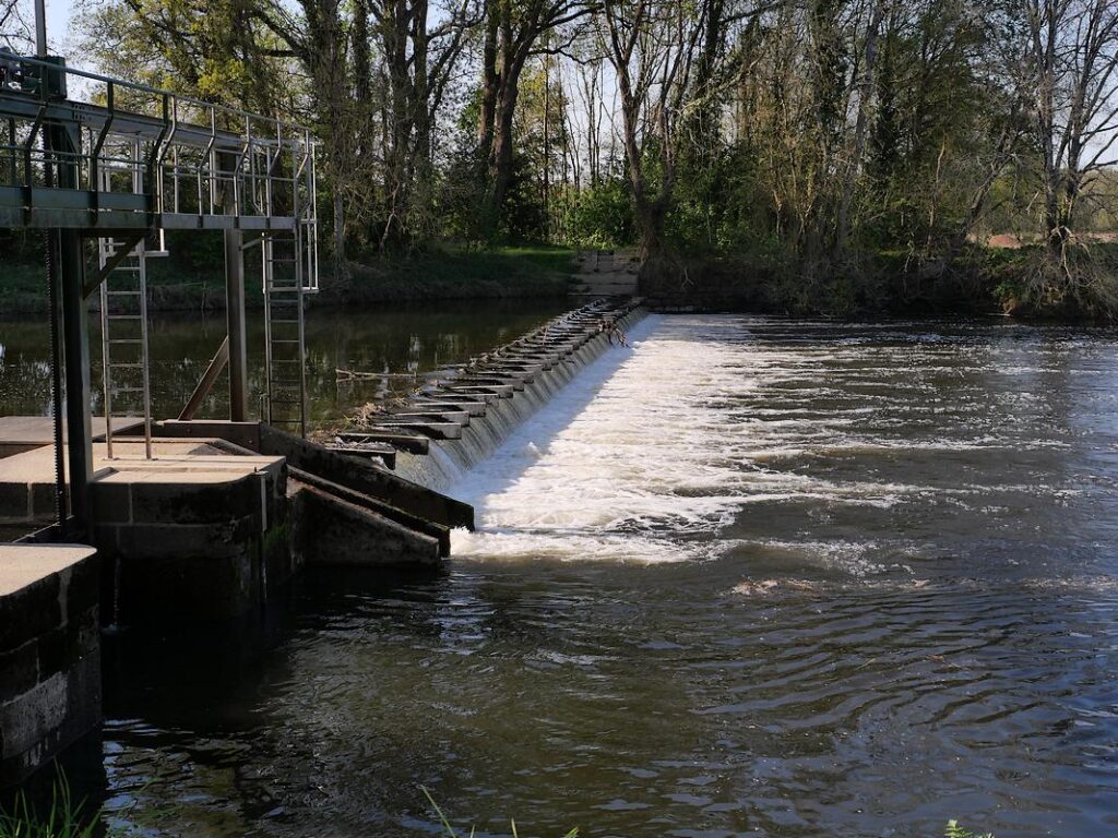 Retenue d'eau, l'Oust bouillonne