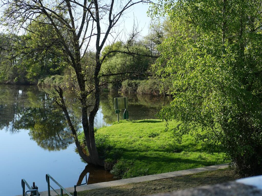 l'Oust rejoint ici le canal, àl'écluse de limur à Peillac,