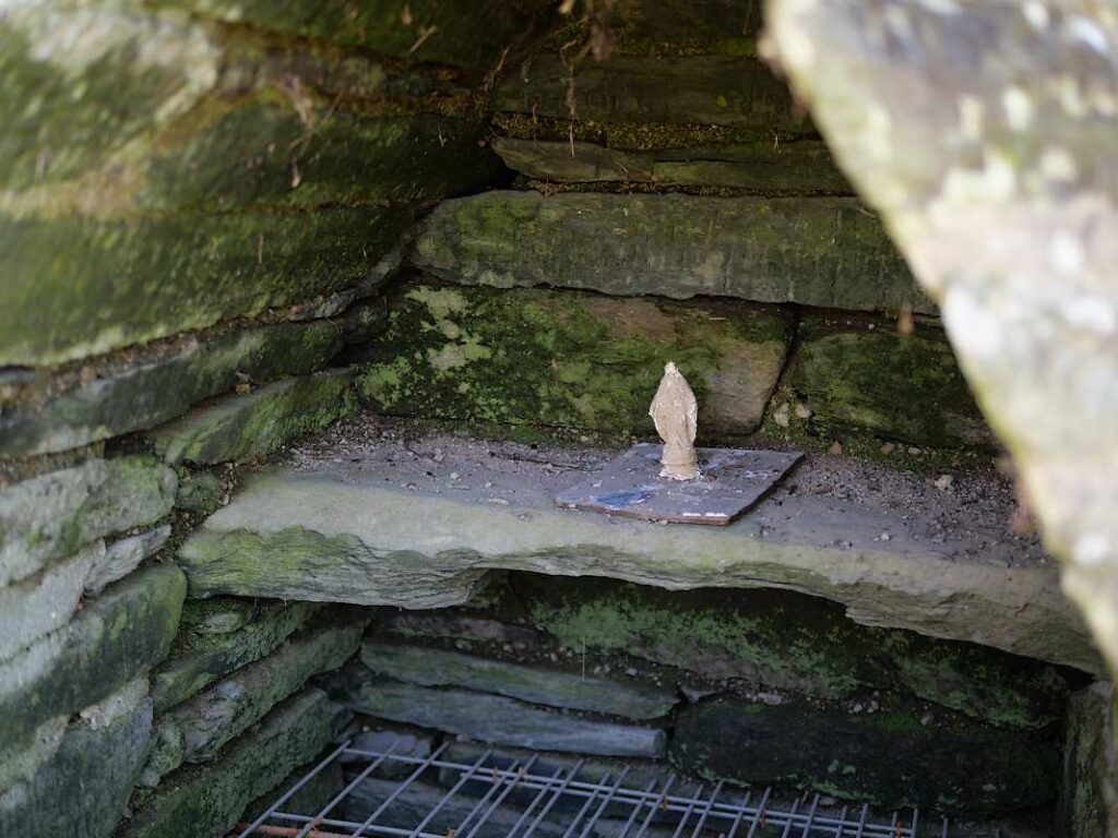 L'intérieur de La fontaine Saint Léon à Glénac