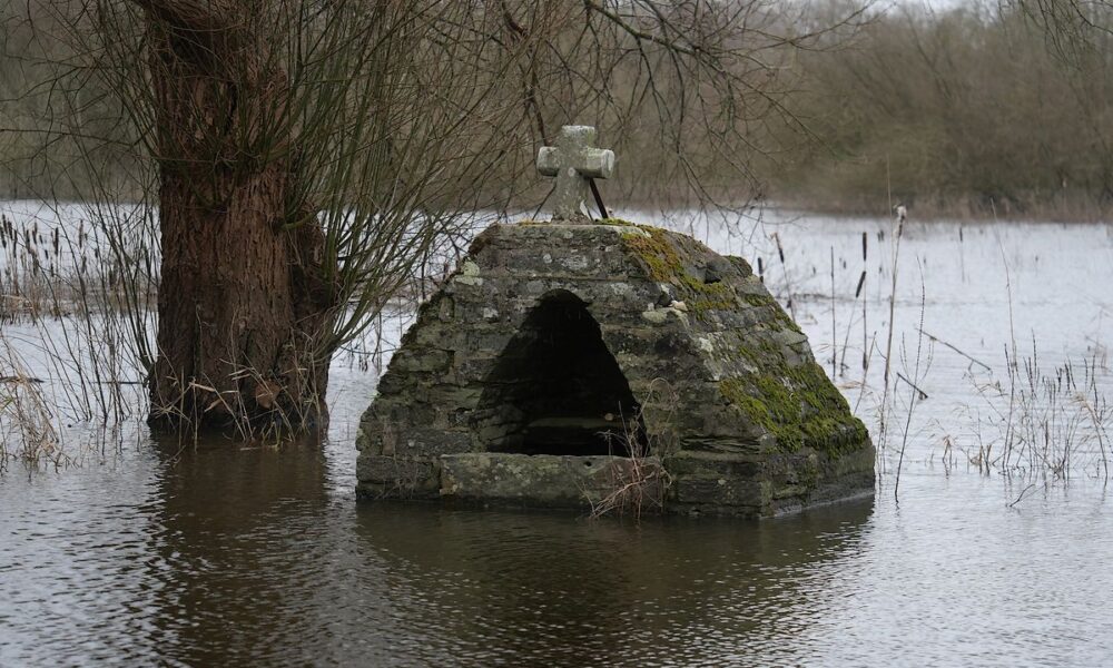 La fontaine Saint Léon à Glénac est dans l'eau...