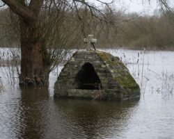 La fontaine Saint Léon à Glénac est dans l'eau...