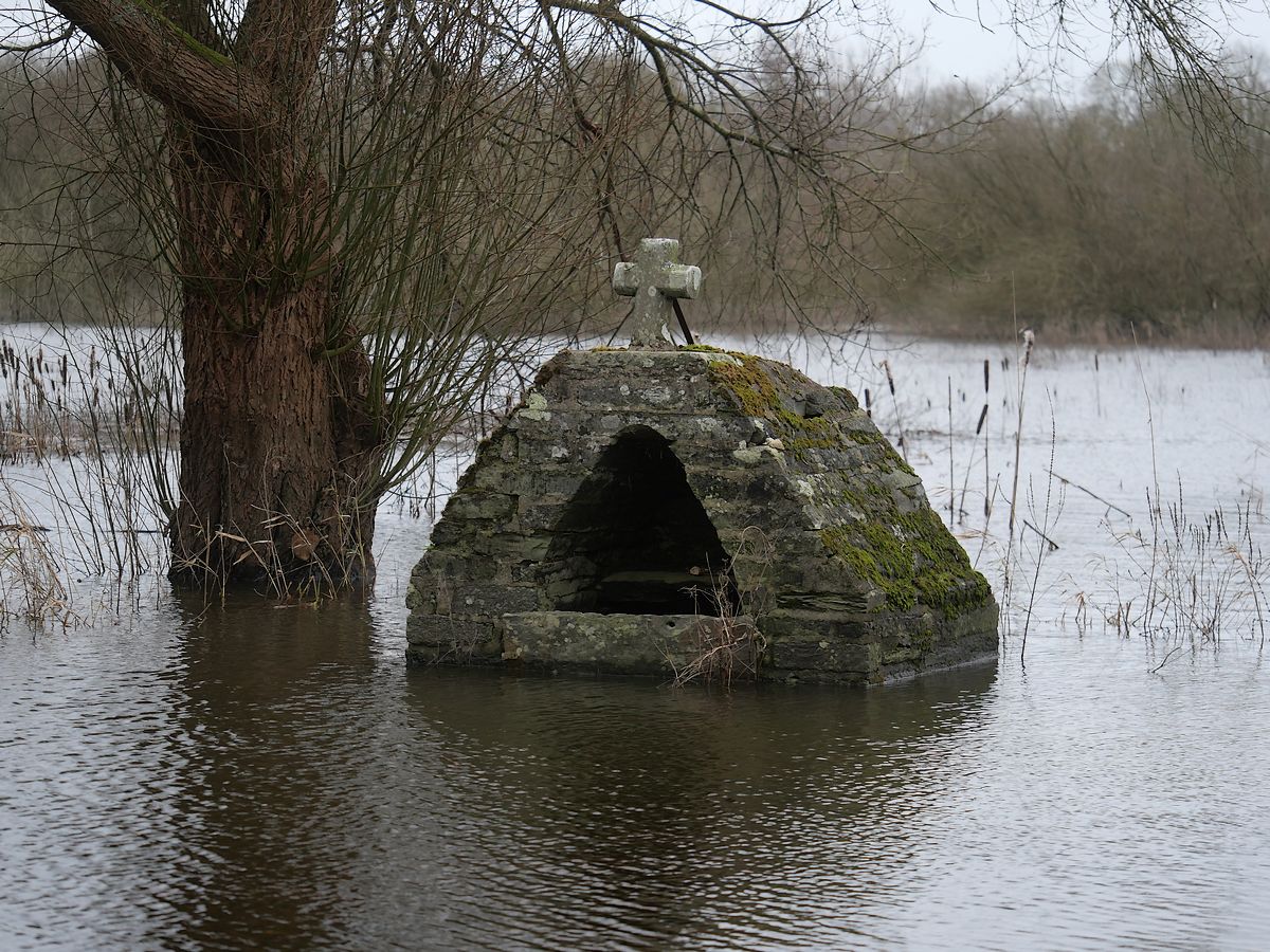 La fontaine Saint Léon à Glénac est dans l'eau...
