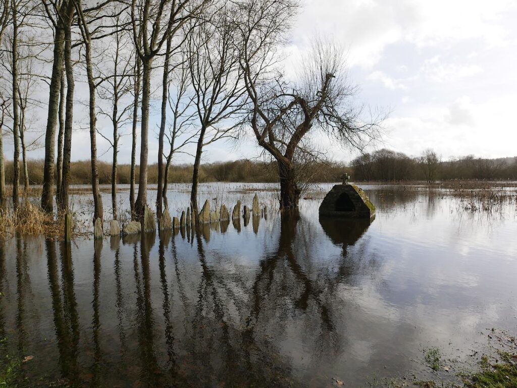 La fontaine Saint Léon à Glénac, quand l'eau déborde en hiver