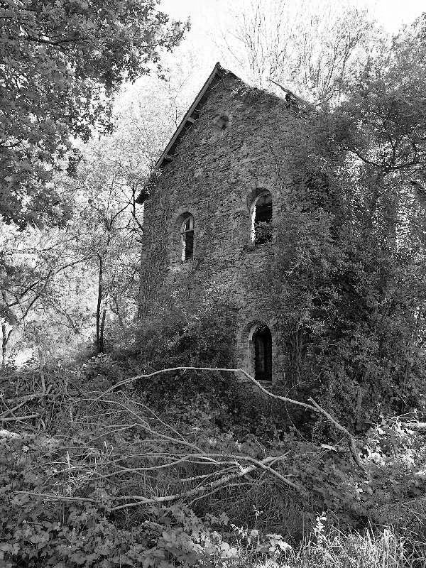un bâtiment en ruines, au bord de l'étang de Juzet