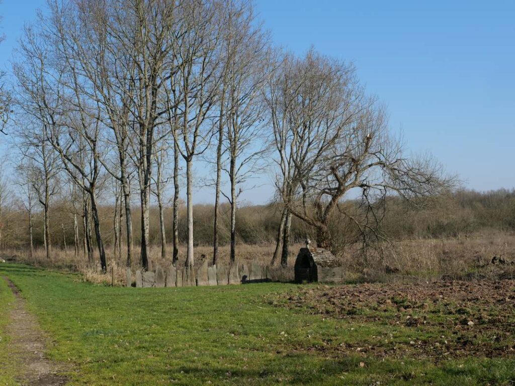 La fontaine Saint Léon à Glénac au printemps