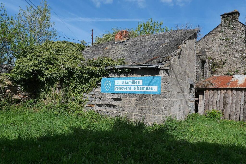Village de Cavalon, chapelle-Gaceline. Banderolle "ici, 6 familles rénovent le hameau"