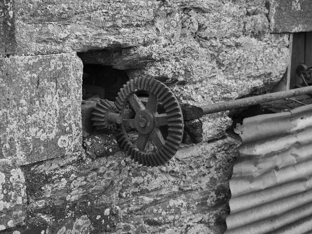 détail du mécanisme du moulin de gouro, chapelle gaceline