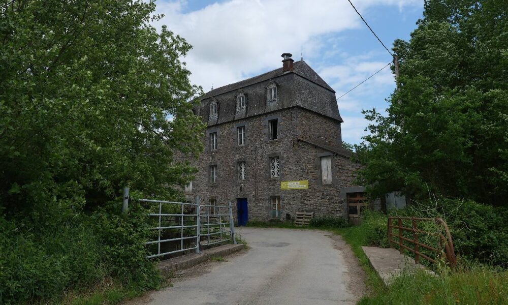 Le moulin de Gouro, majestueux, au bord de l'Aff