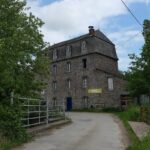 Le moulin de Gouro, majestueux, au bord de l'Aff
