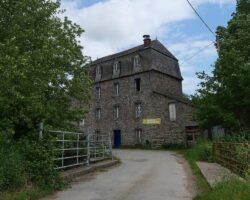 Le moulin de Gouro, majestueux, au bord de l'Aff