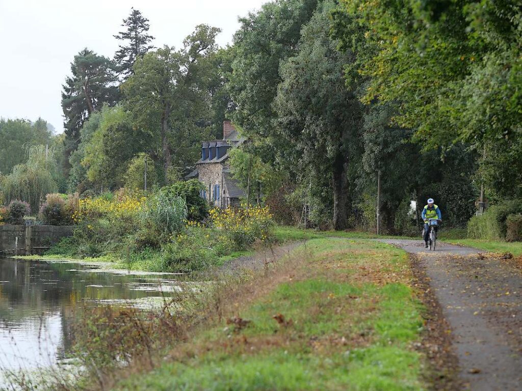Le chemin de halage à Malon