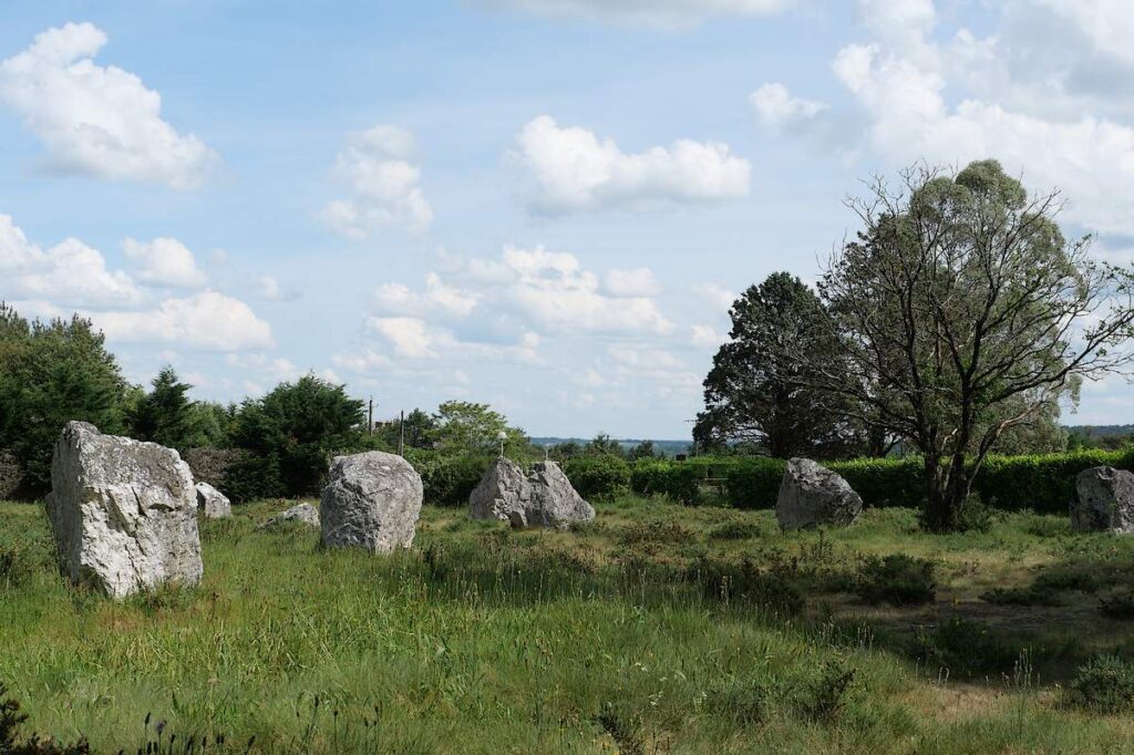 Demoiselles menhirs dansant sur la lande
