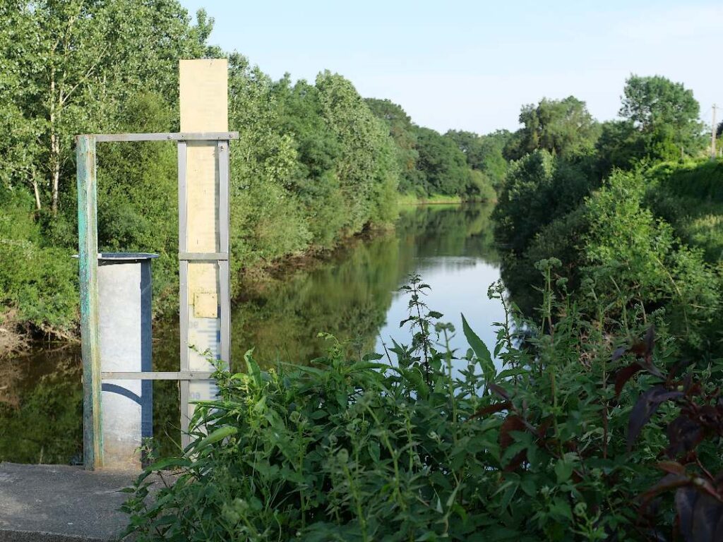 beaucoup de verdure à l'écluse de Mâlon