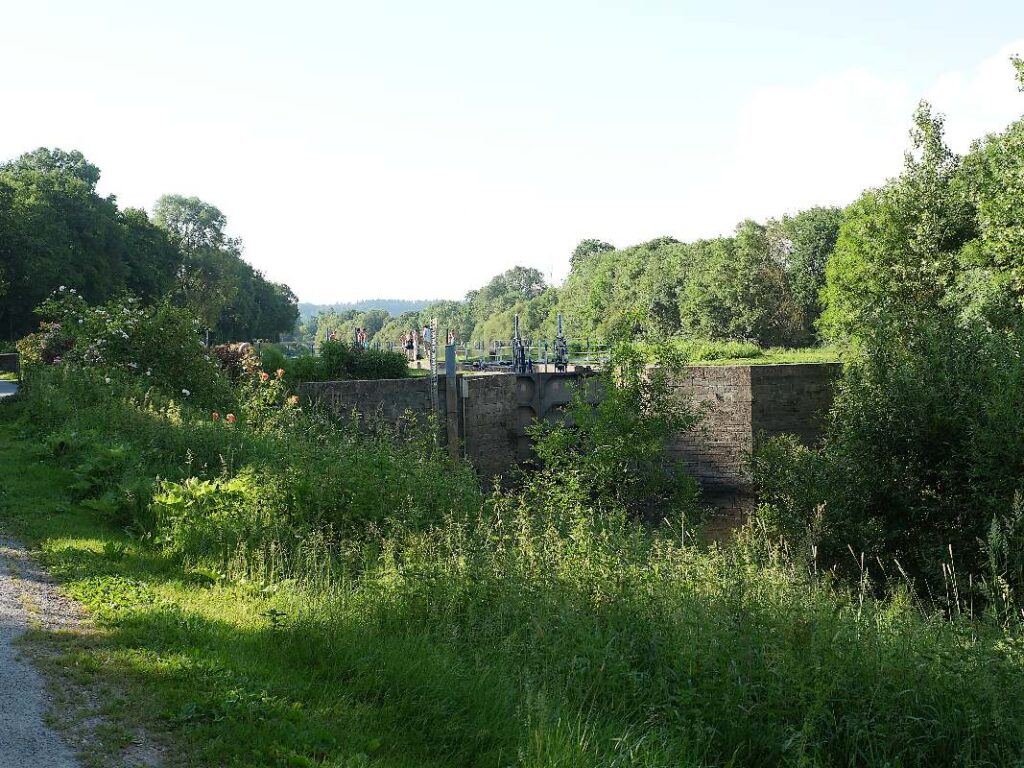 l'écluse de Malon, végétation luxuriante