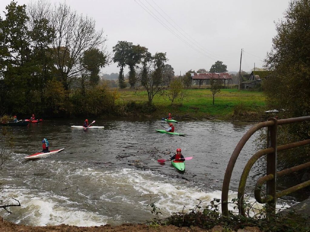 Des enfants font du kayak sur l'Aff au moulin de Gouro