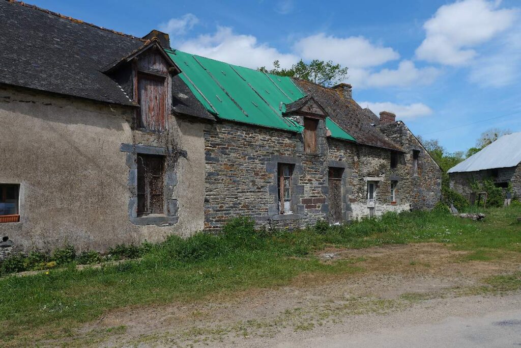 Village de Cavalon, chapelle Gaceline. vieux bâtiments