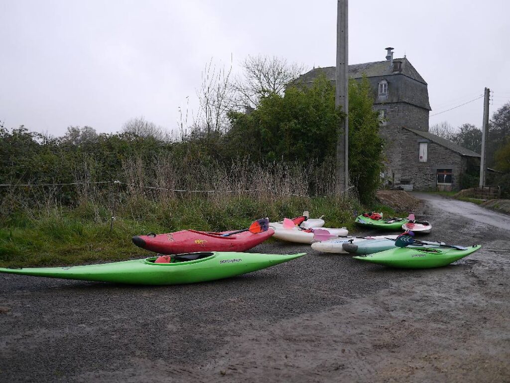 les kayaks d'un groupe d'enfants au moulin de Gouro