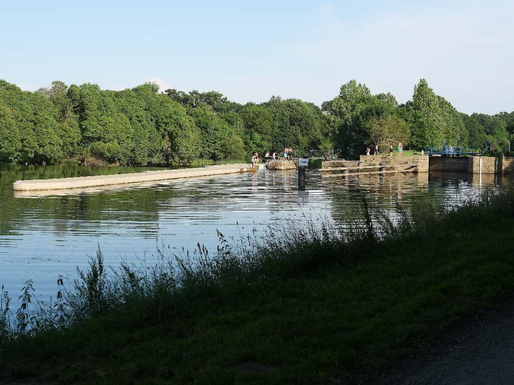 l'écluse de Mâlon, à Guipry-Messac, sert de lieu de baignade à des jeunes du secteur.