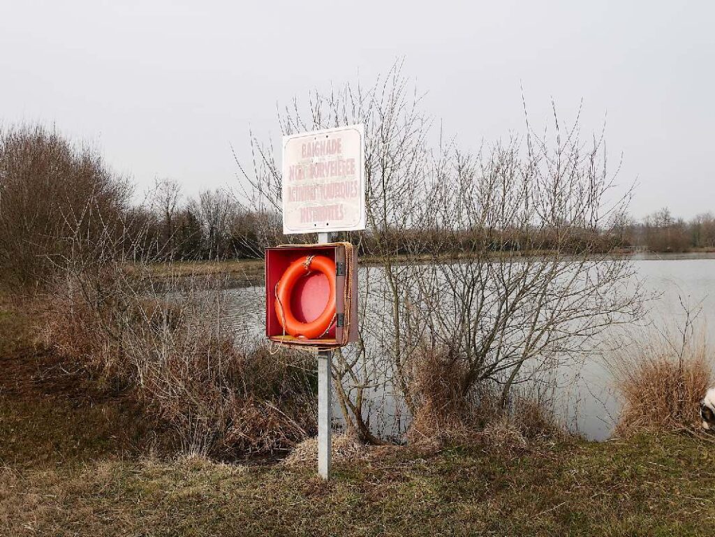 Panneau à l'étang des 4 vents, à Pipriac, avec bouée de sauvetage