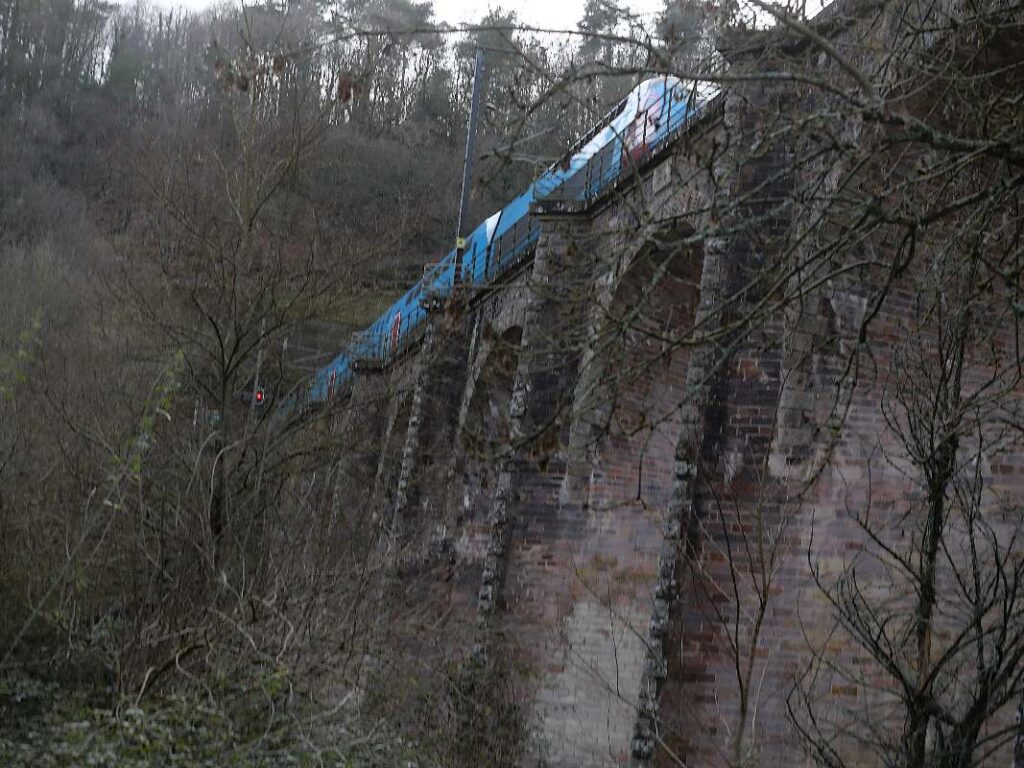 Un train passe sur le viaduc de Corbinières