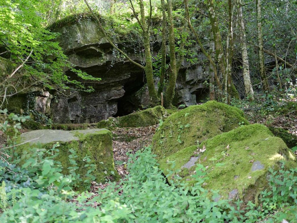 Une grotte dans la paroi rocheuse de Corbinières
